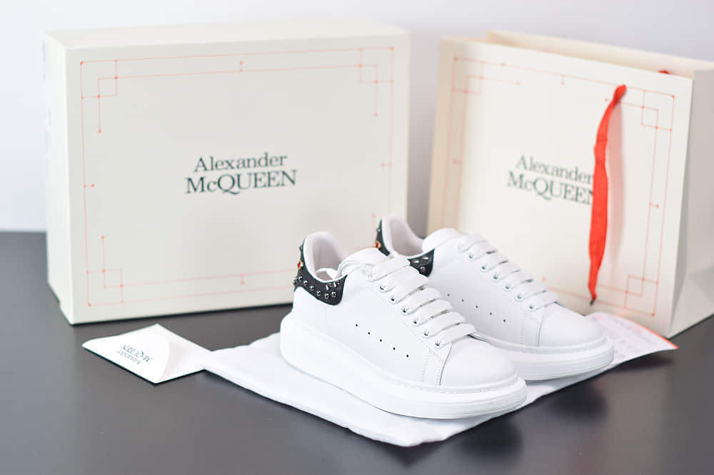 麦昆Alexander McQueen 2020早春款荧光七色系列黑白铆钉尾小白松糕鞋纯原版本