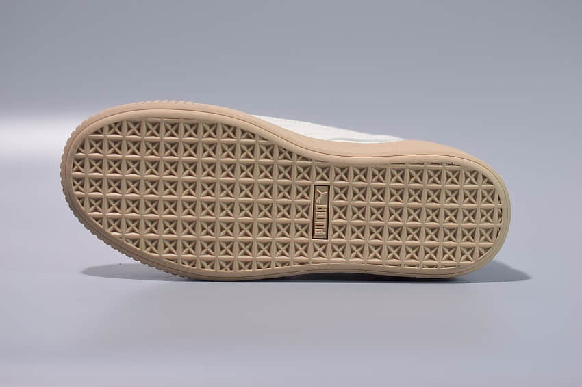 彪马Puma Basket Platform Patent Wn's 蕾哈娜低帮奶白漆皮板鞋纯原版本 货号：363314-05