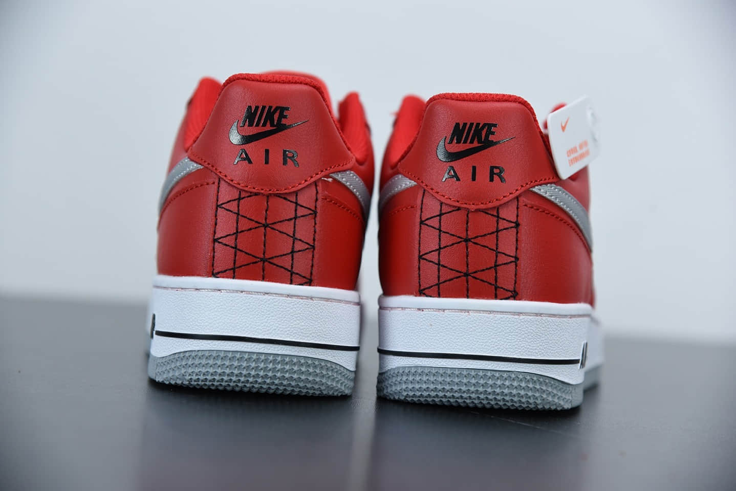 耐克Nike Air Force 1’07Summit White灰红后跟几何涂鸦空军一号经典低帮百搭休闲运动板鞋纯原版本 货号：DD7113-600