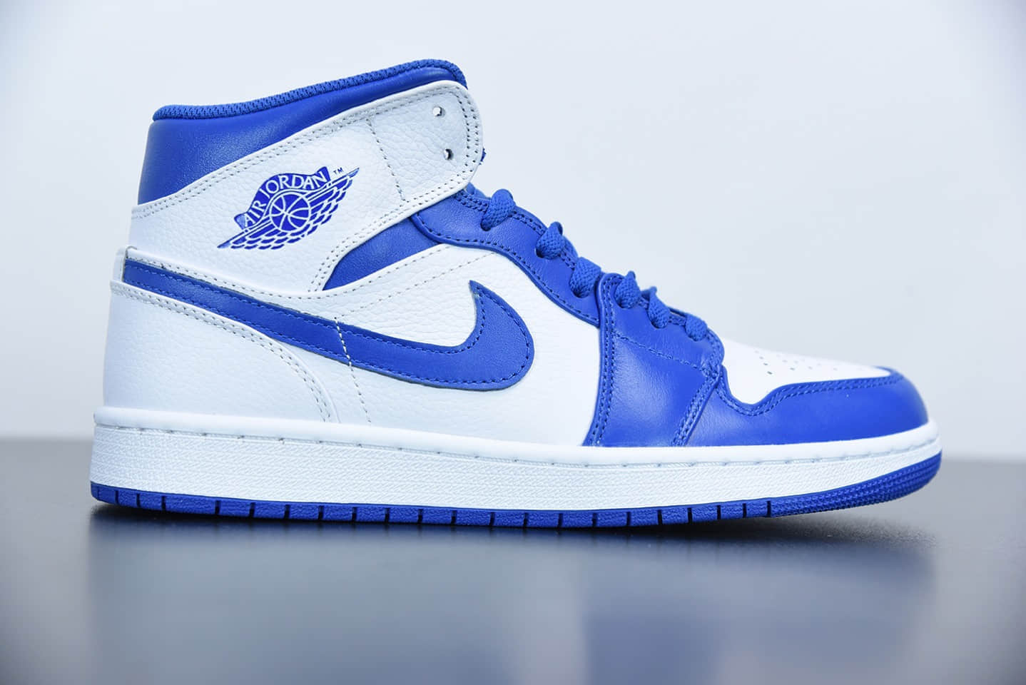 乔丹Air Jordan 1 Mid “Hyper Royal”小白蓝中帮篮球鞋纯原版本 货号： 554724-114