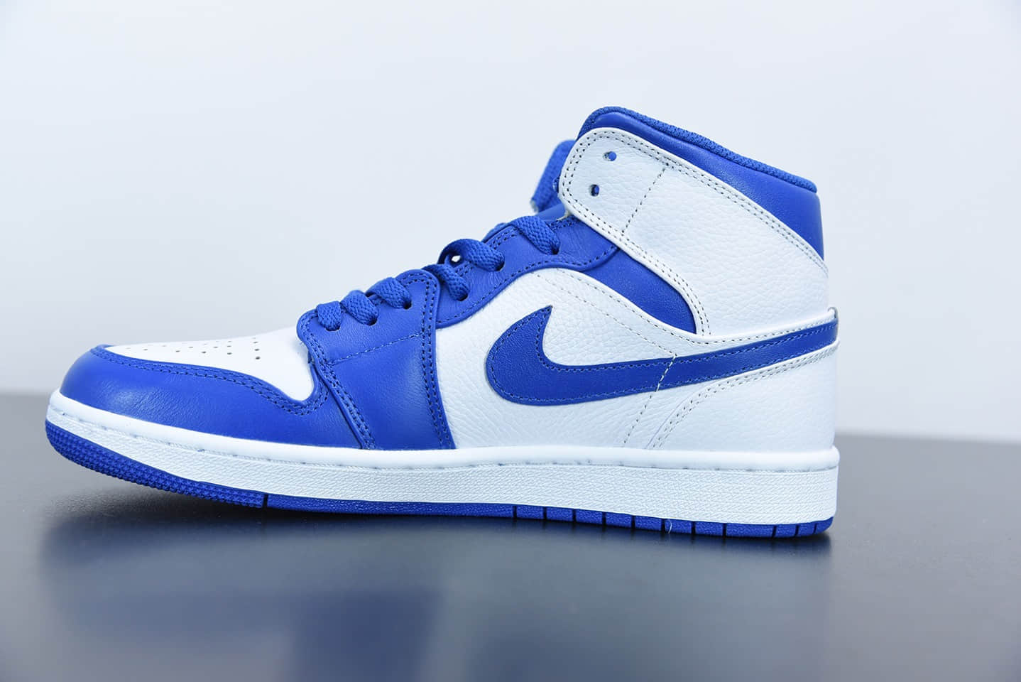 乔丹Air Jordan 1 Mid “Hyper Royal”小白蓝中帮篮球鞋纯原版本 货号： 554724-114