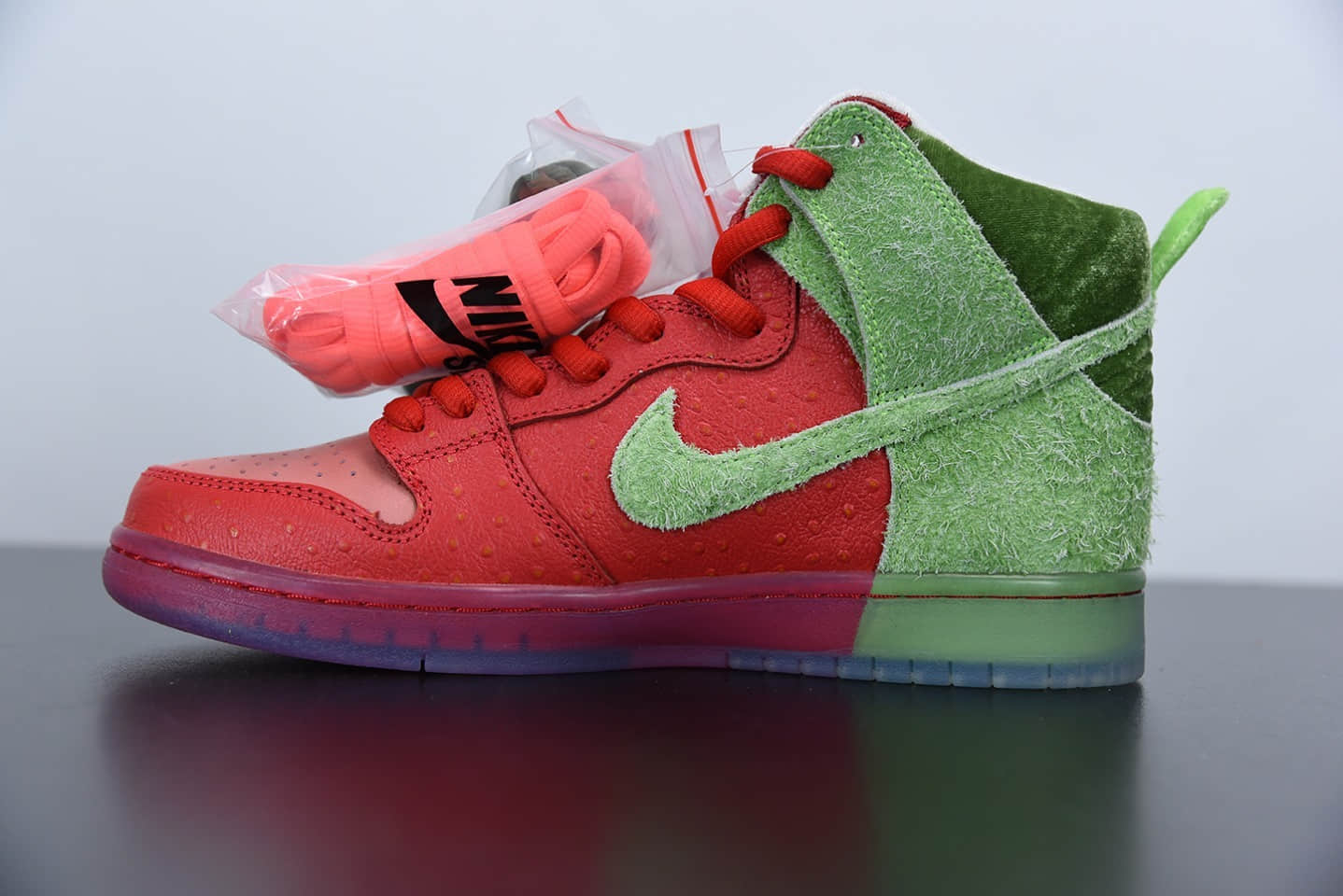 耐克Nike SB Dunk high“strawberry cough”咳嗽草莓高帮休闲板鞋纯原版本 货号：CW7093-600