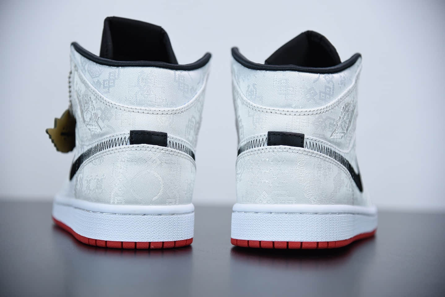 乔丹Edison Chen x Air Jordan1 Mid 陈冠希联名款白丝绸中帮篮球鞋纯原版本 货号：CU2804-100