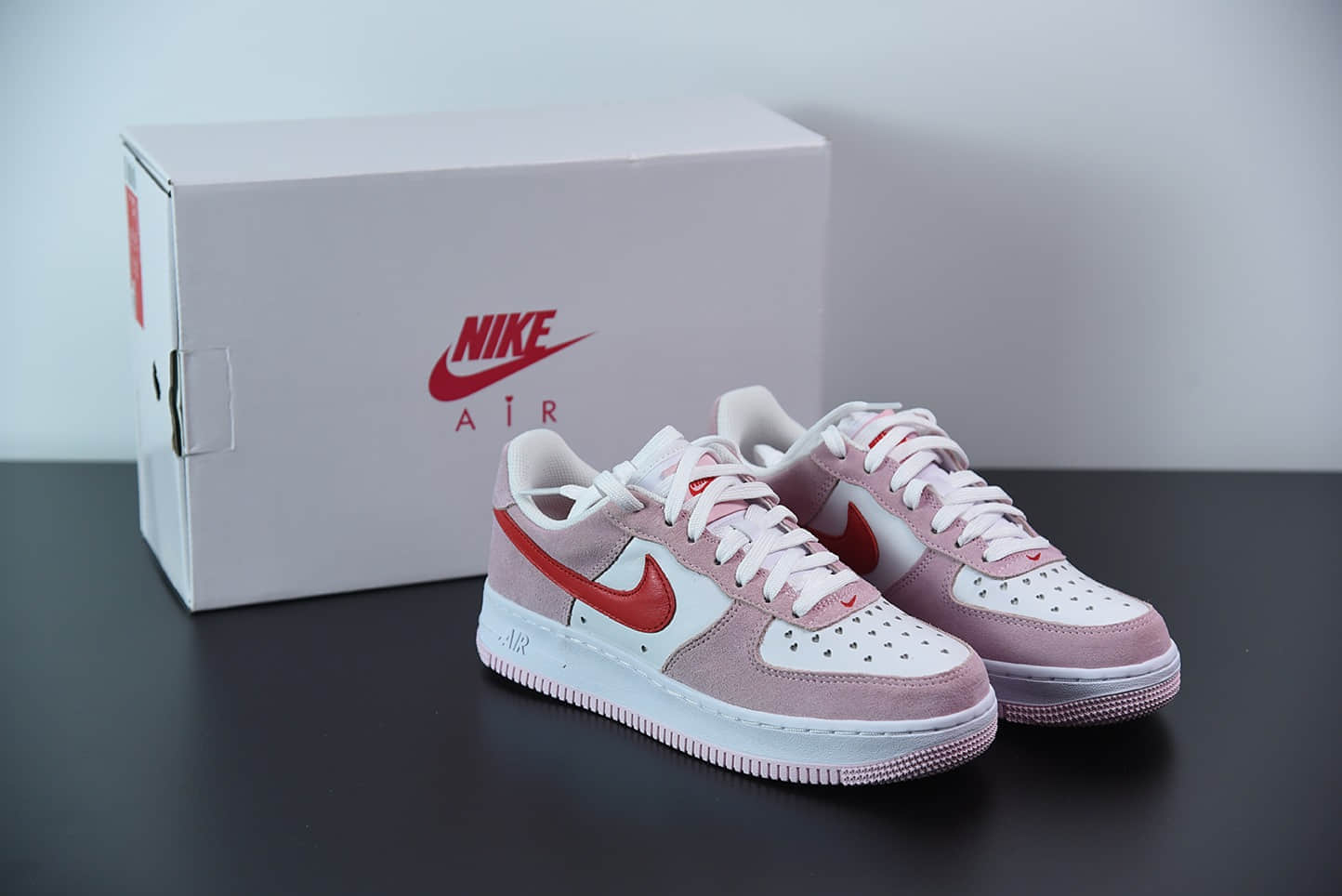 耐克Nike Air Force 1 ‘07 QS 权志龙同款空军一号粉红情人节低帮板鞋纯原版本 货号：DD3384-600