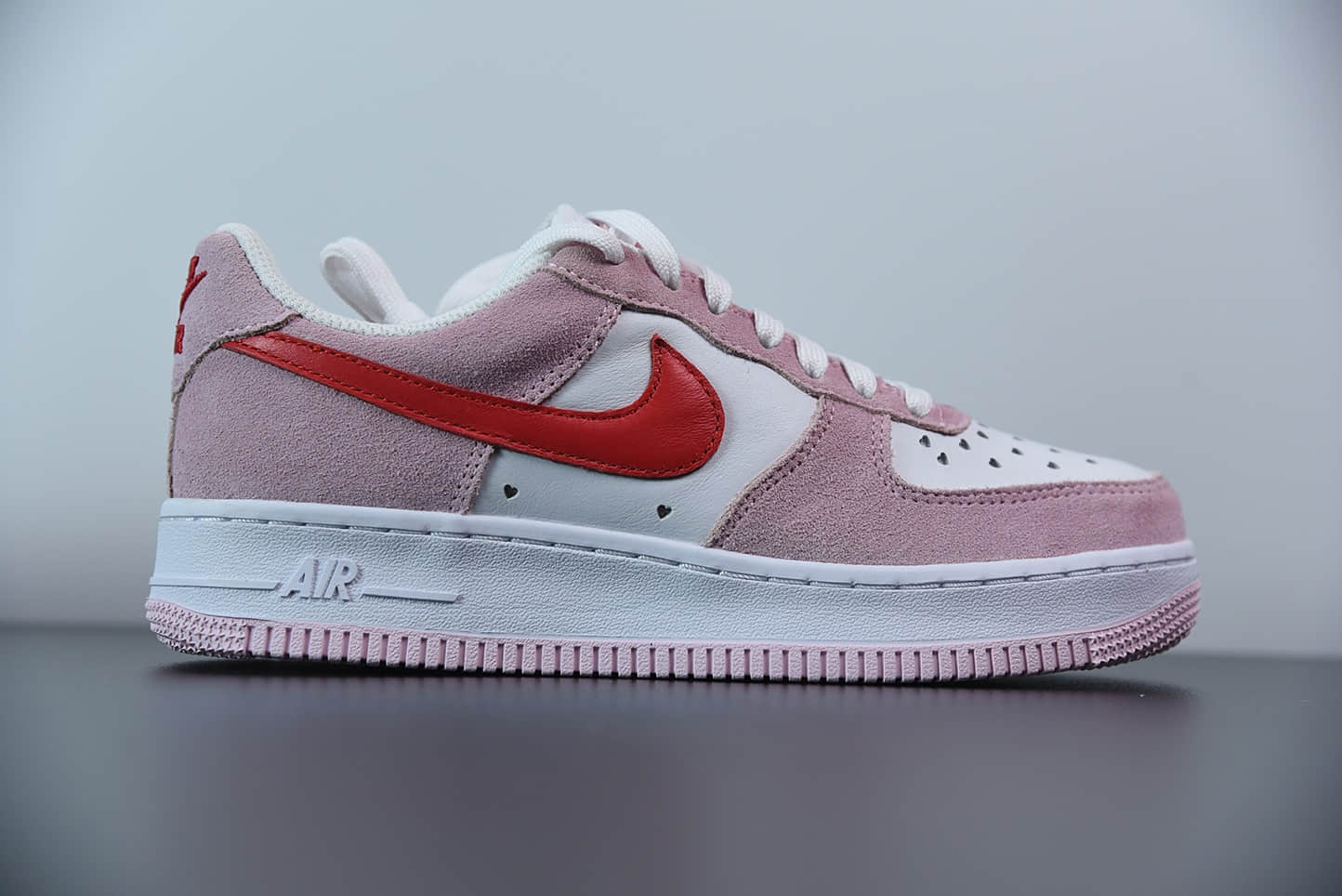 耐克Nike Air Force 1 ‘07 QS 权志龙同款空军一号粉红情人节低帮板鞋纯原版本 货号：DD3384-600