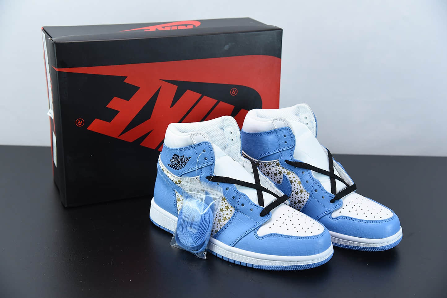 乔丹Supreme x AirJordan Retro AJ1“蓝色星星复古高帮板鞋纯原版本 货号：555088-181