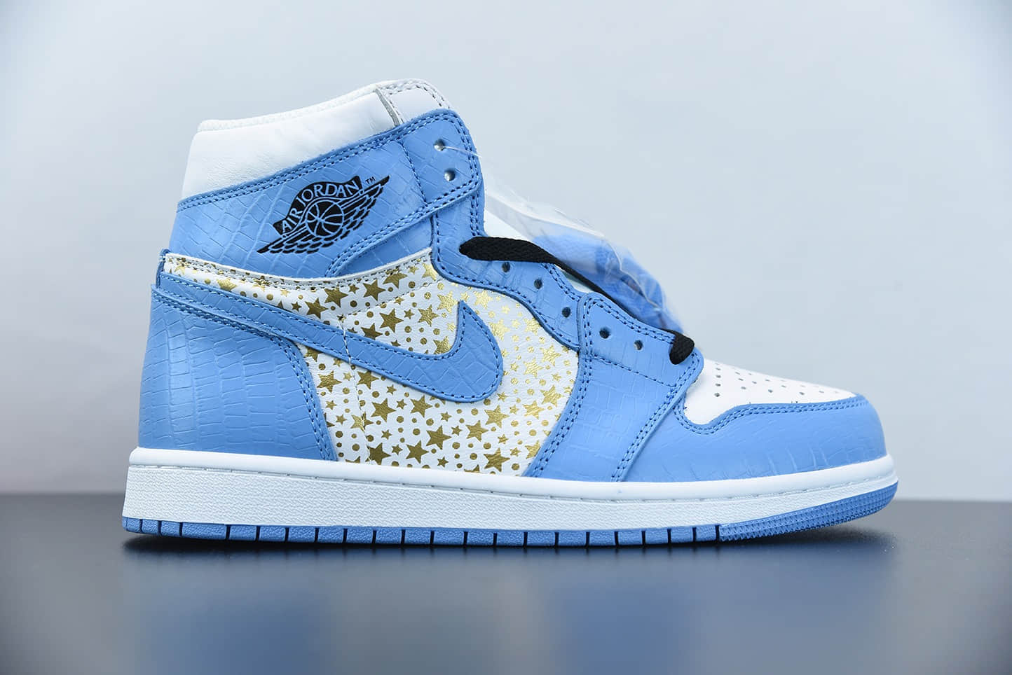 乔丹Supreme x AirJordan Retro AJ1“蓝色星星复古高帮板鞋纯原版本 货号：555088-181