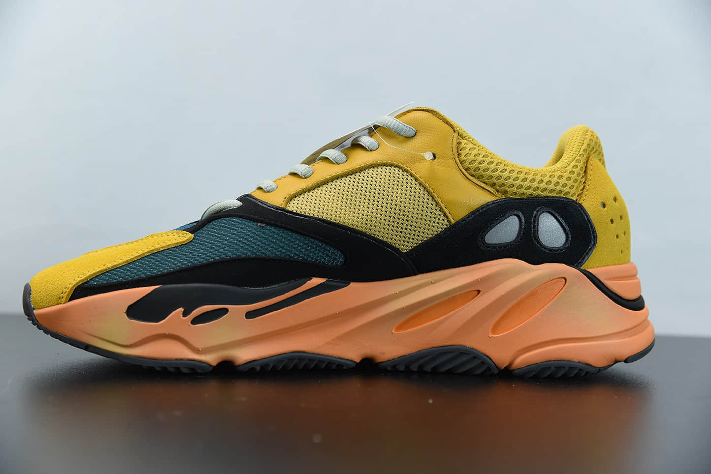 阿迪达斯Adidas Yeezy Boost 700 巴斯夫 “太阳黄”百搭休闲运动复古慢跑鞋纯原版本 货号：GZ6984