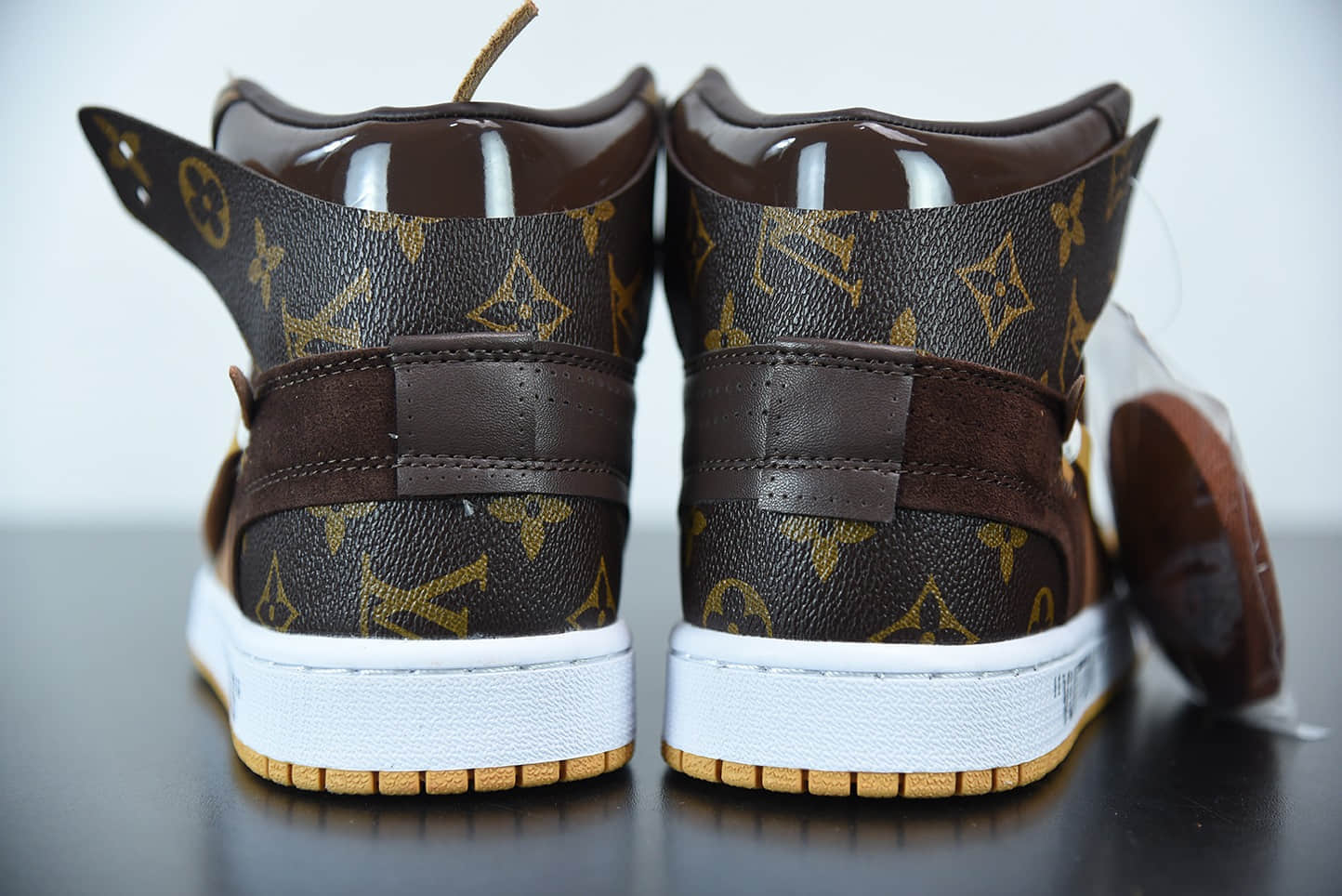乔丹Louis Vuitton x OFF WHITE - Air Jordan 1 乔丹LV经典联名中帮行李箱版本潮流情侣运动休闲板鞋纯原版本 货号：AQ0818-158
