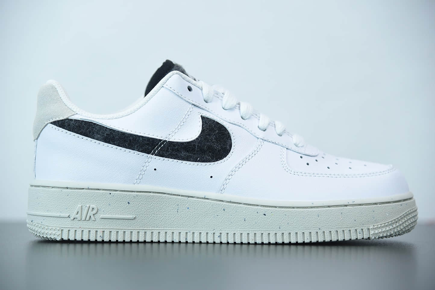 耐克 Nike Air Force 1'07 SE 空军一号白黑灰镂空勾低帮经典板鞋纯原版本 货号：DA6682-100