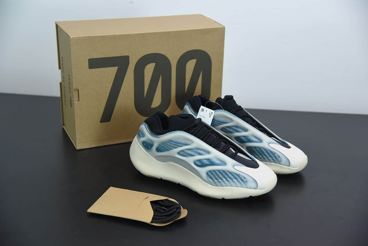 阿迪达斯YEEZY 700 V3 Kyanite蓝晶石低帮复古休闲运动穿搭慢跑鞋纯原版本 货号：GY0260