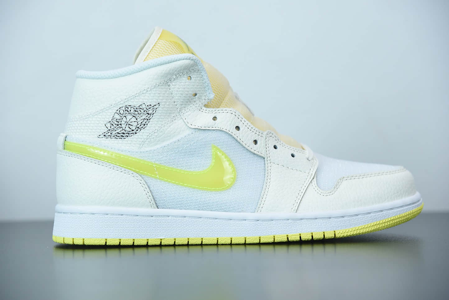 乔丹WMNS Air Jordan 1 Mid SE中帮白米黄网步款百搭休闲运动板鞋纯原版本 货号：DB2822-107