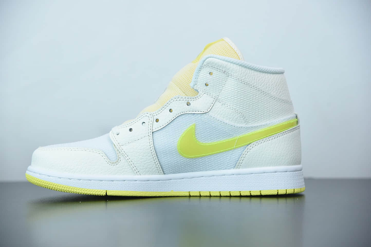 乔丹WMNS Air Jordan 1 Mid SE中帮白米黄网步款百搭休闲运动板鞋纯原版本 货号：DB2822-107