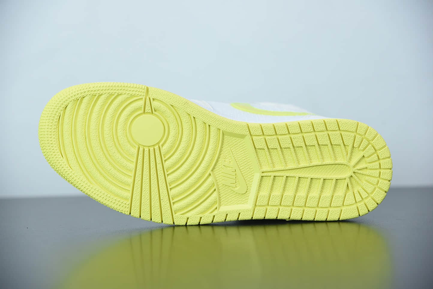 乔丹WMNS Air Jordan 1 Mid SE中帮白米黄网步款百搭休闲运动板鞋纯原版本 货号：DB2822-107