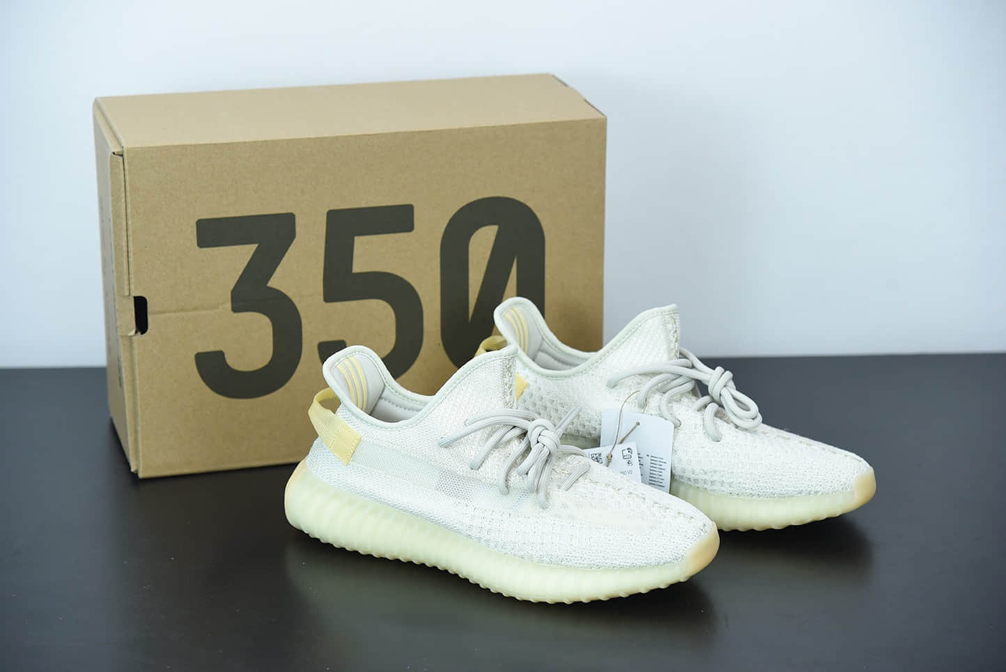 阿迪达斯Adidas Yeezy 350 Boost V2全新镂空温变北极光配色休闲运动慢跑鞋纯原版本 货号：GY3438