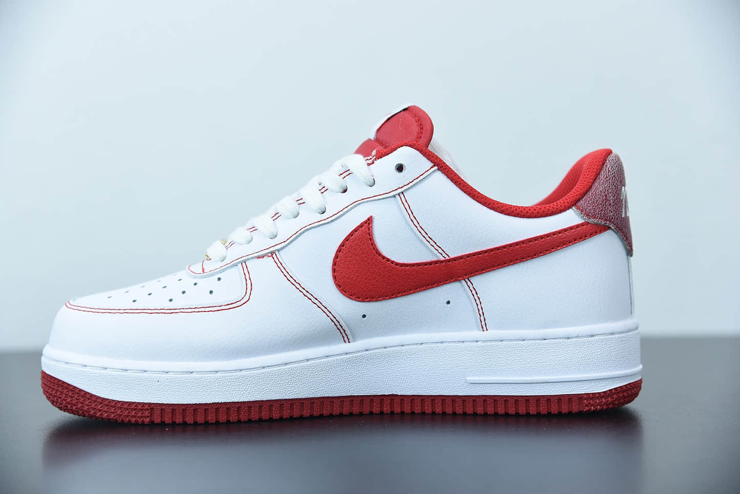 耐克 NIKE AIR FORCE 1'07 白红缝线空军一号低帮休闲板鞋纯原版本 货号：DA8478-101