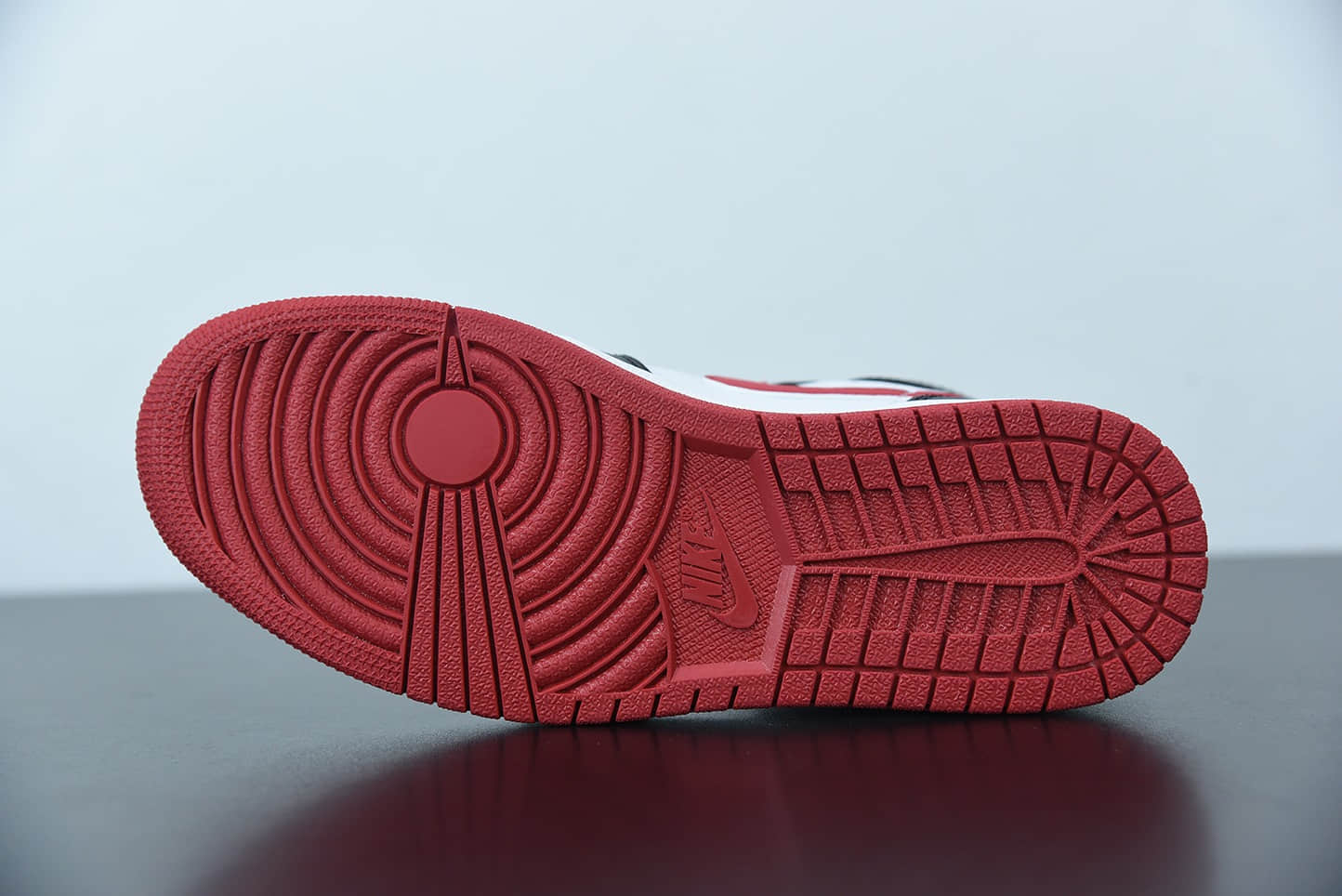 乔丹Air Jordan 1 Mid白红黑中帮复古休闲板鞋纯原版本 货号：554724-122