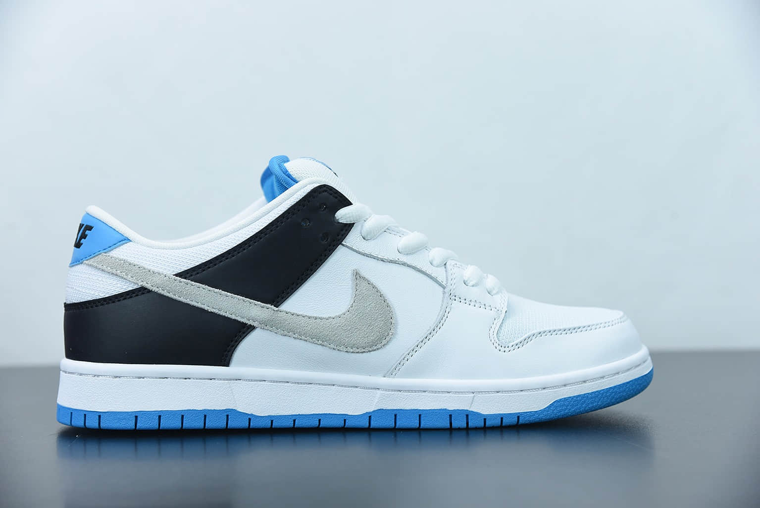 耐克 Nike SB Dunk Low  Laser Blue  白黑蓝低帮运动休闲板鞋纯原版本 货号：BQ6817-101