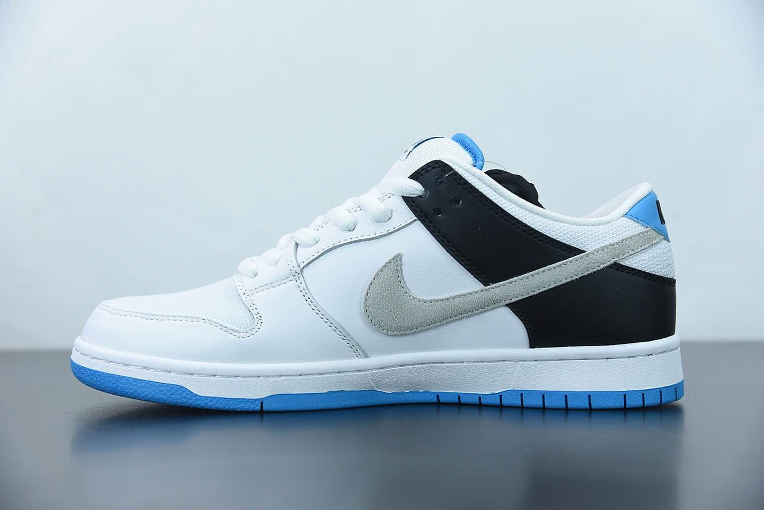 耐克 Nike SB Dunk Low  Laser Blue  白黑蓝低帮运动休闲板鞋纯原版本 货号：BQ6817-101