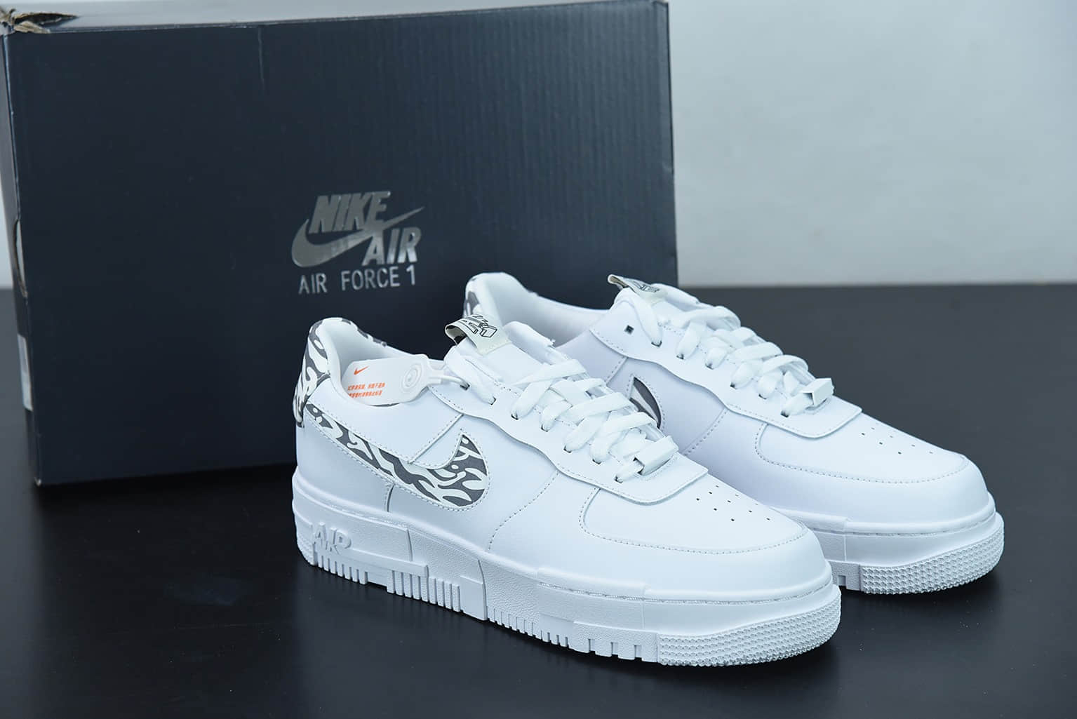 耐克Nike Air Force 1 Pixel 斑马纹像素解构风空军一号低帮厚底休闲板鞋纯原版本 货号：DH9632-100