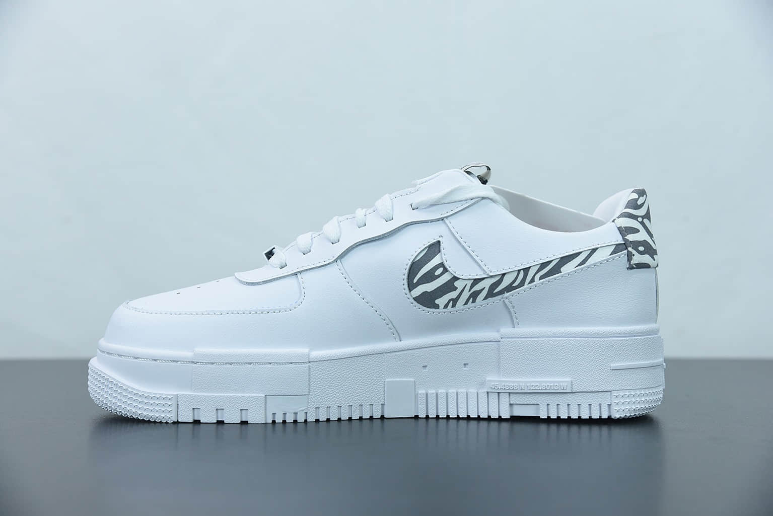 耐克Nike Air Force 1 Pixel 斑马纹像素解构风空军一号低帮厚底休闲板鞋纯原版本 货号：DH9632-100