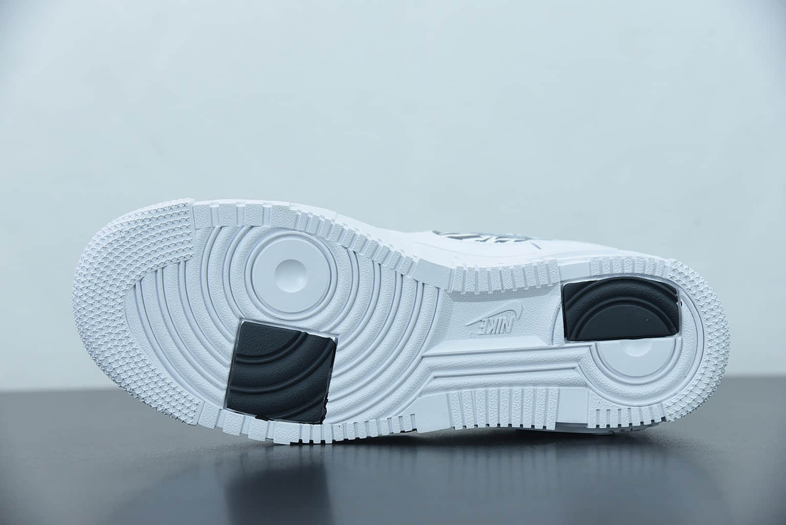 耐克Nike Air Force 1 Pixel 斑马纹像素解构风空军一号低帮厚底休闲板鞋纯原版本 货号：DH9632-100