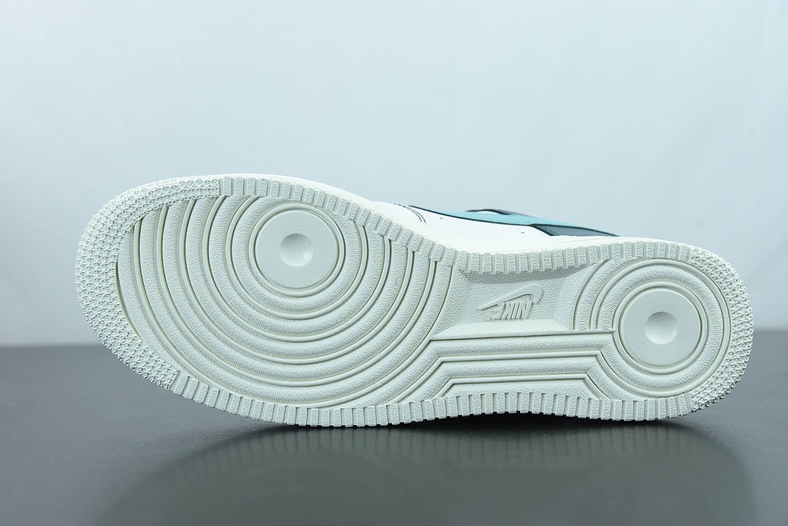 耐克 Nike Air Force 1'07 Low 湖水绿配色空军一号低帮休闲板鞋纯原版本 货号：LT0226-301
