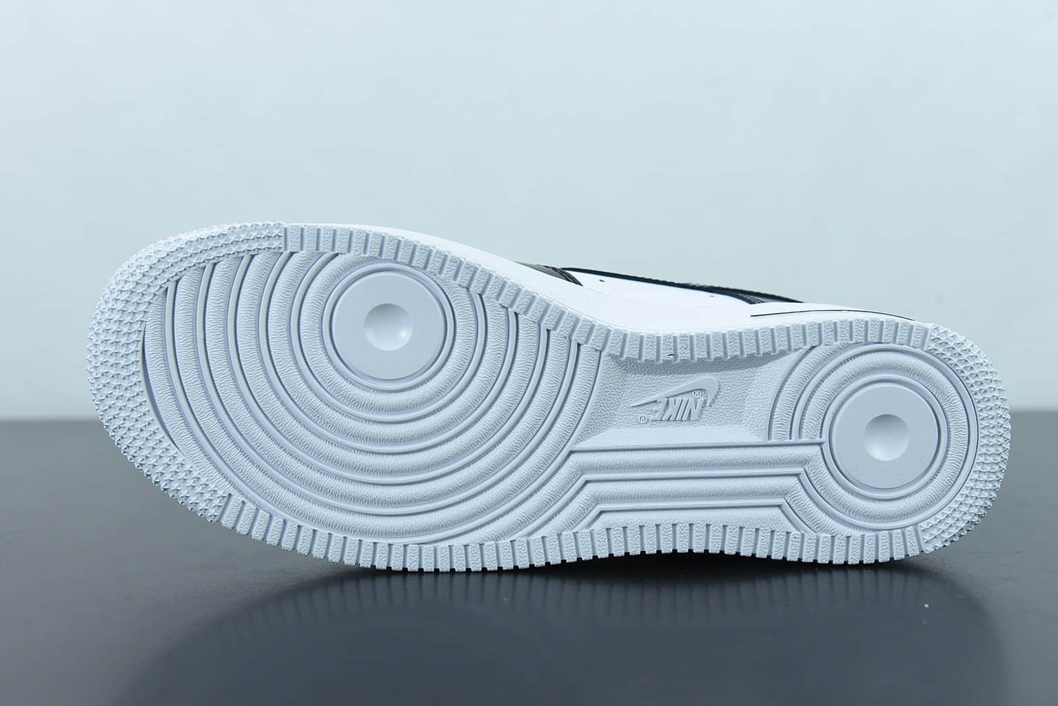 耐克 Nike Air Force 1 Low 黑白皮面拼接空军一号低帮运动休闲板鞋纯原版本 货号：AQ4134-100