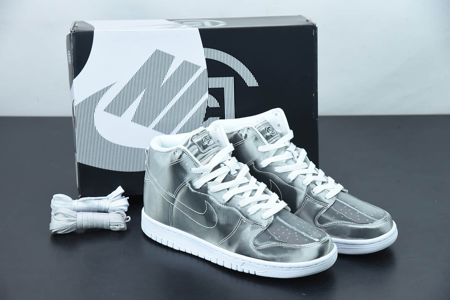 耐克 Nike Clot x Nike Dunk High ICE 冠希联名金属银闪卡配色高帮滑板鞋纯原版本 货号：DH4444-900