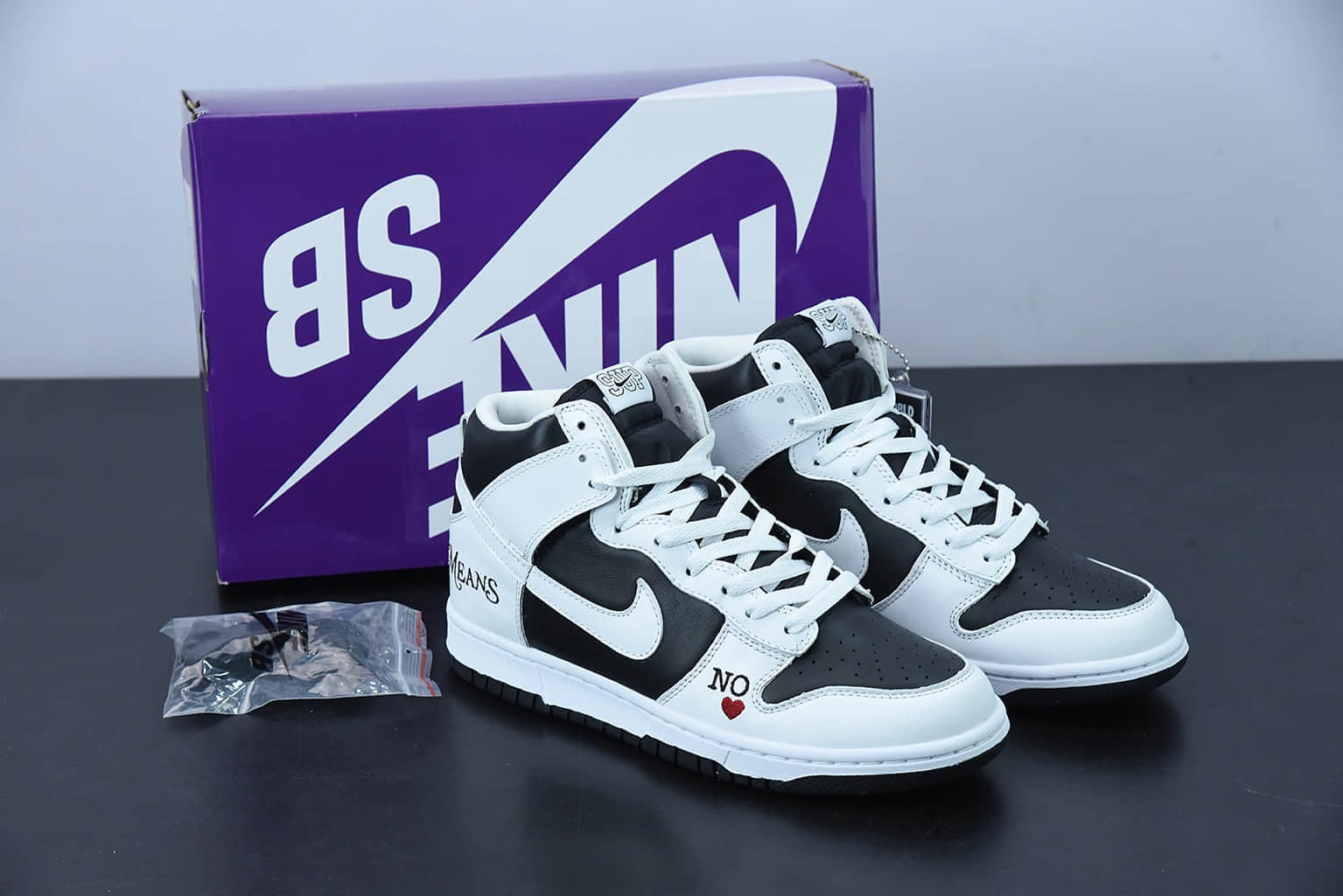 耐克 Nike Supreme x Nk SB Dunk High “By Any Means” 黑白SUP联名高帮休闲板鞋纯原版本 货号：DN3741-002