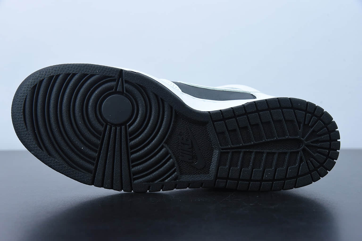 耐克 Nike Supreme x Nk SB Dunk High “By Any Means” 黑白SUP联名高帮休闲板鞋纯原版本 货号：DN3741-002