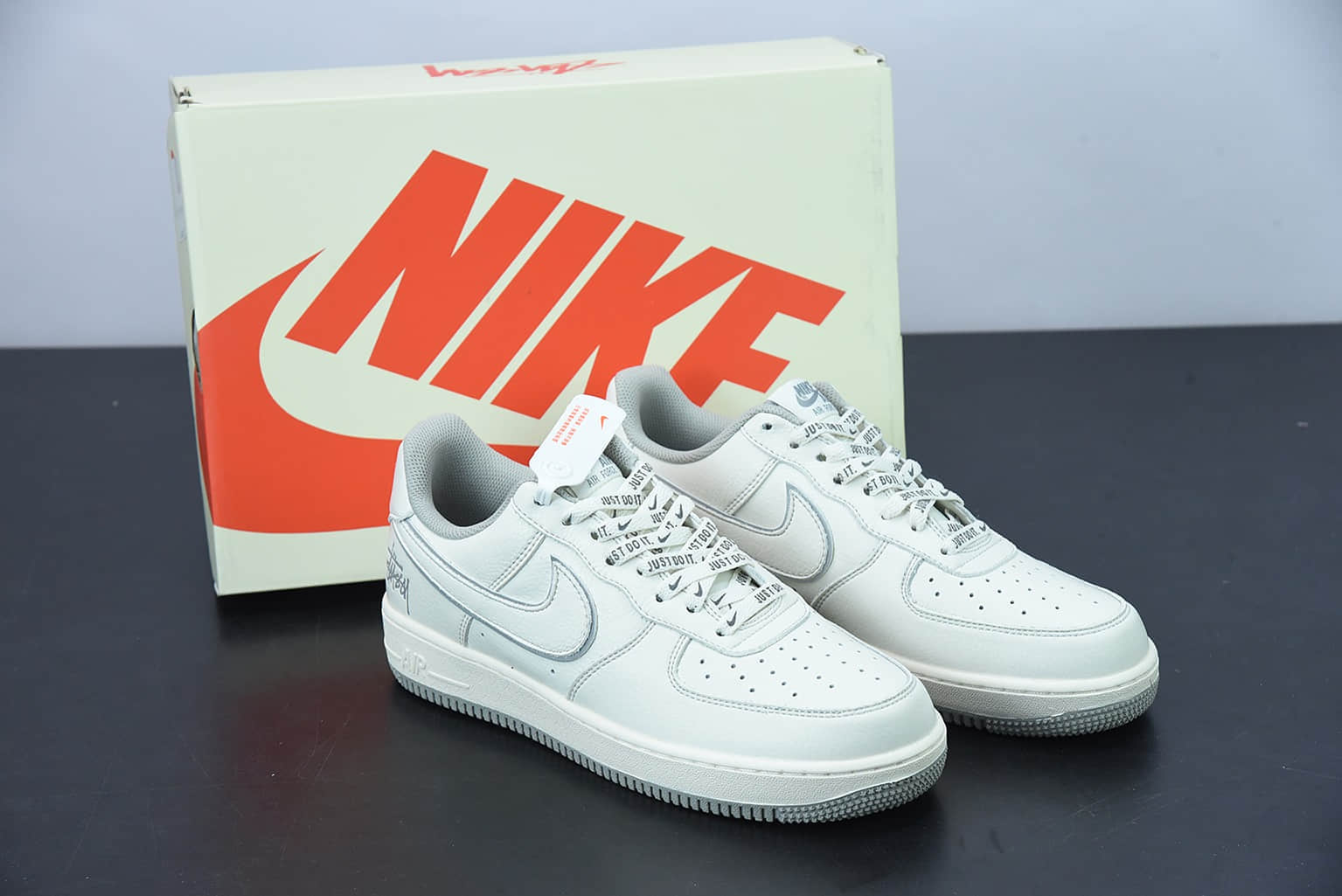 耐克 Nike Stussy x Nike AF 1 Low 斯图西联名米灰反光空军一号低帮休闲板鞋纯原版本 货号：UN1815-802