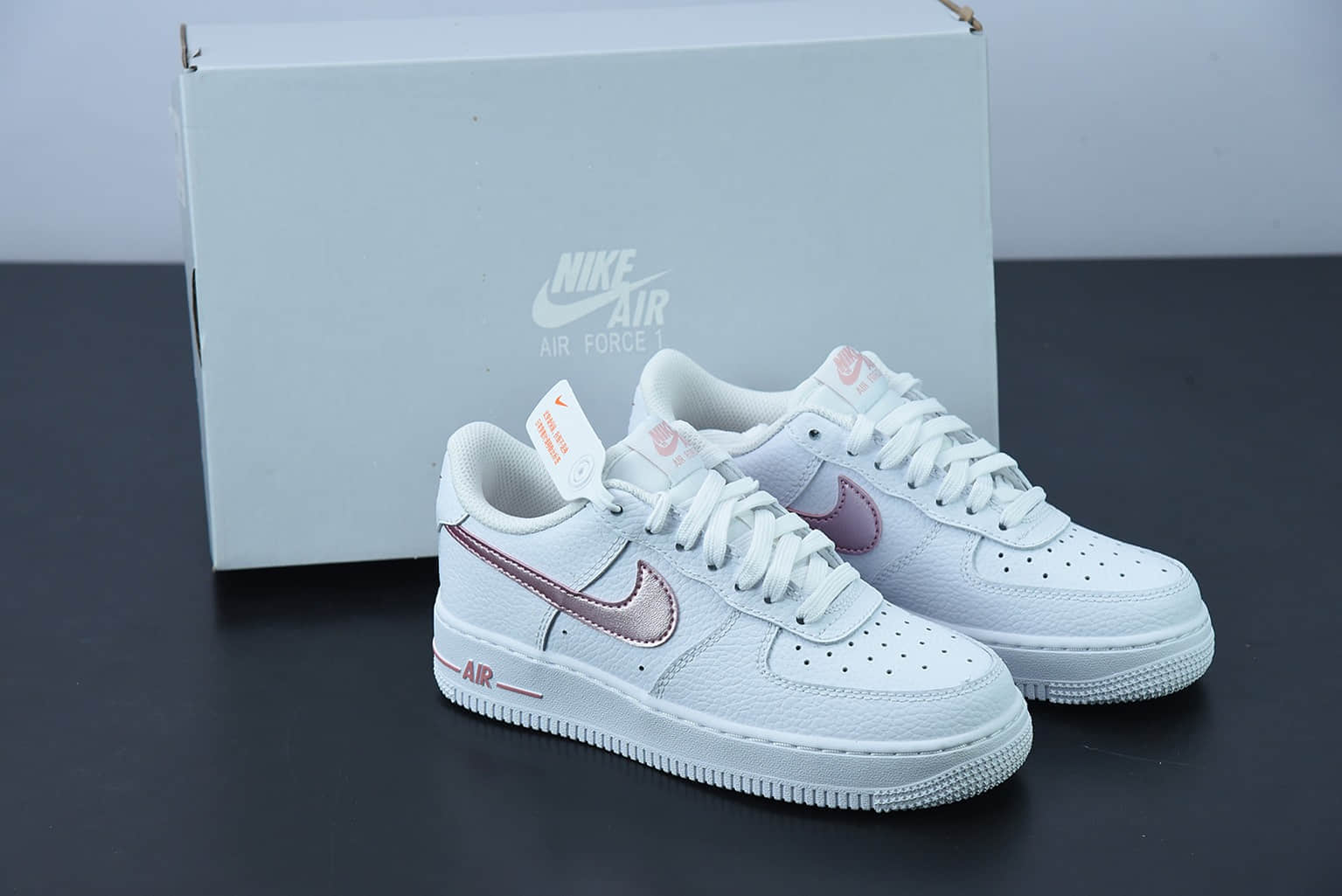 耐克 Nike Wmns AF 1’07 Low GSWhiteRose Pink空军一号荔枝皮白玫瑰粉经典低帮百搭休闲运动板鞋纯原版本 货号：CT3839-104