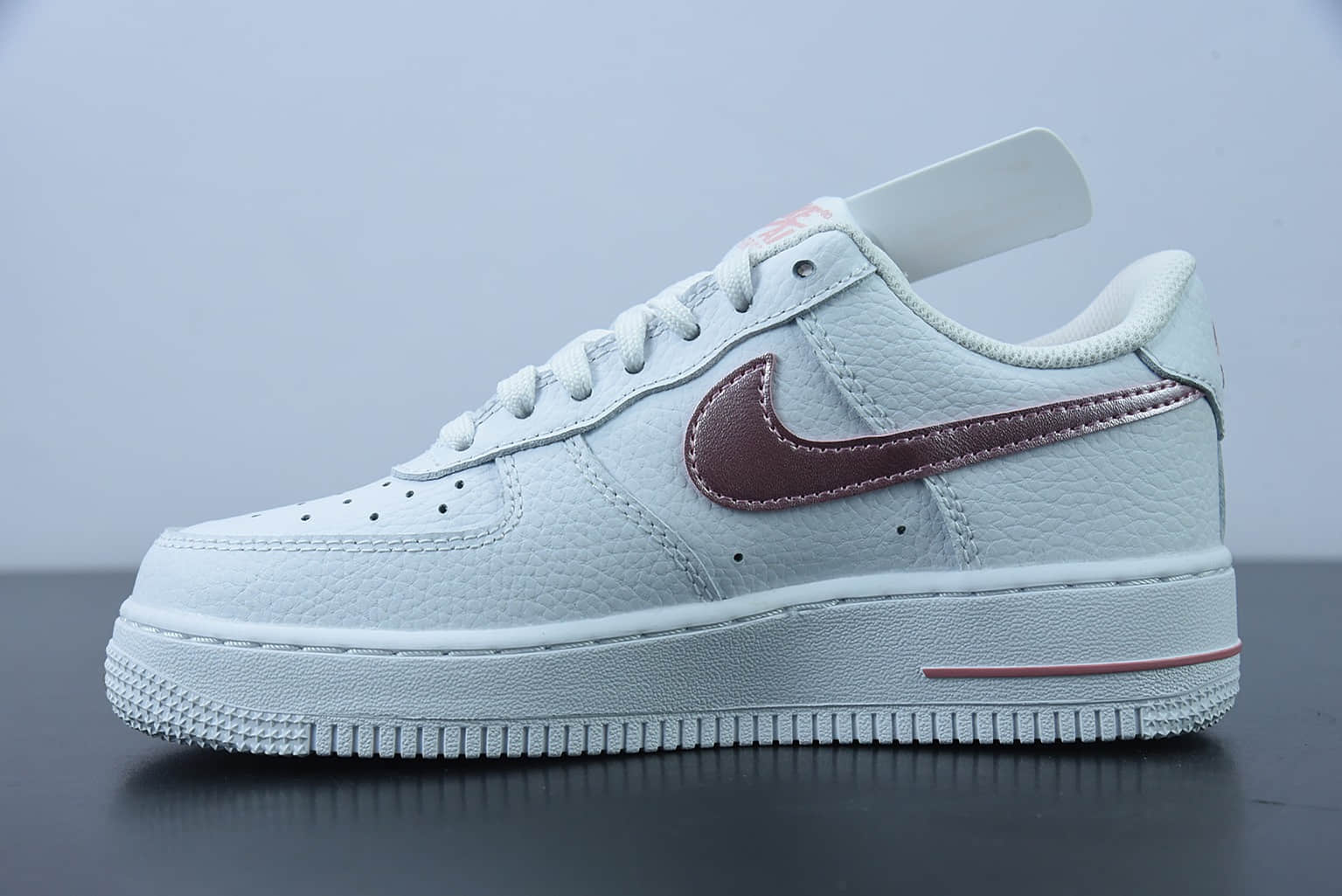 耐克 Nike Wmns AF 1’07 Low GSWhiteRose Pink空军一号荔枝皮白玫瑰粉经典低帮百搭休闲运动板鞋纯原版本 货号：CT3839-104