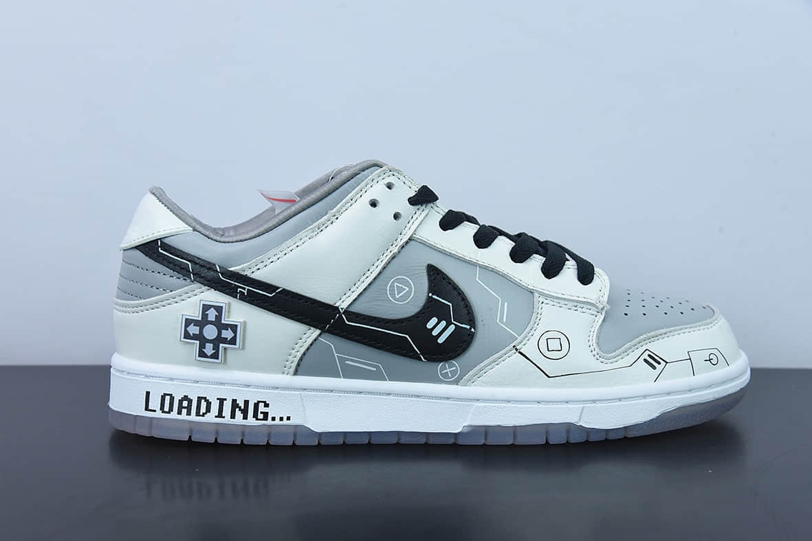 耐克Nike SB Dunk LowGame ConsoleLoading奶白黑雾霾蓝游戏印花扣篮系列低帮休闲板鞋纯原版本 货号：DD1768-400