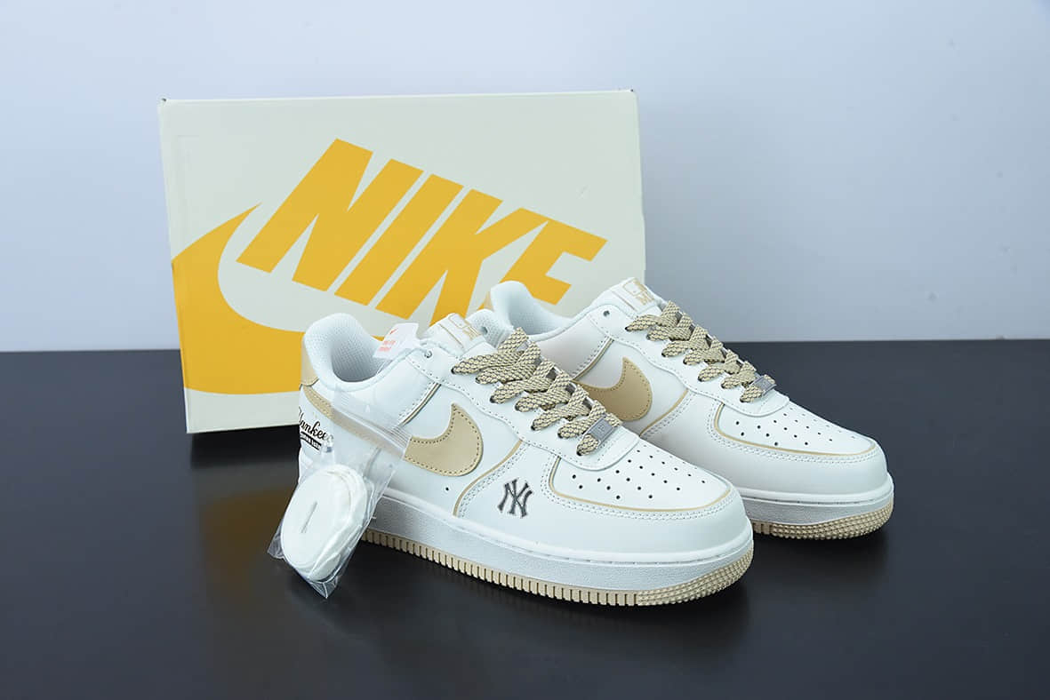 耐克Nike MLB x Nike Air Force 1 LowMLBKhaki联名款皮革米白卡其边NY印花空军一号低帮休闲板鞋纯原版本 货号：BS8806-555