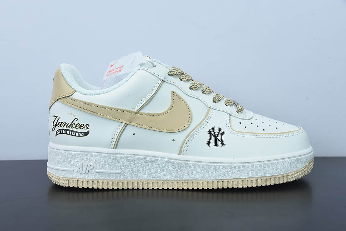 耐克Nike MLB x Nike Air Force 1 LowMLBKhaki联名款皮革米白卡其边NY印花空军一号低帮休闲板鞋纯原版本 货号：BS8806-555