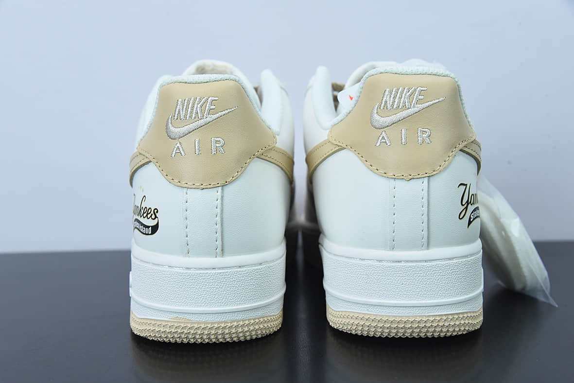 耐克Nike MLB x Nike Air Force 1 LowMLBKhaki联名款皮革米白卡其边NY印花空军一号低帮休闲板鞋纯原版本 货号：BS8806-555