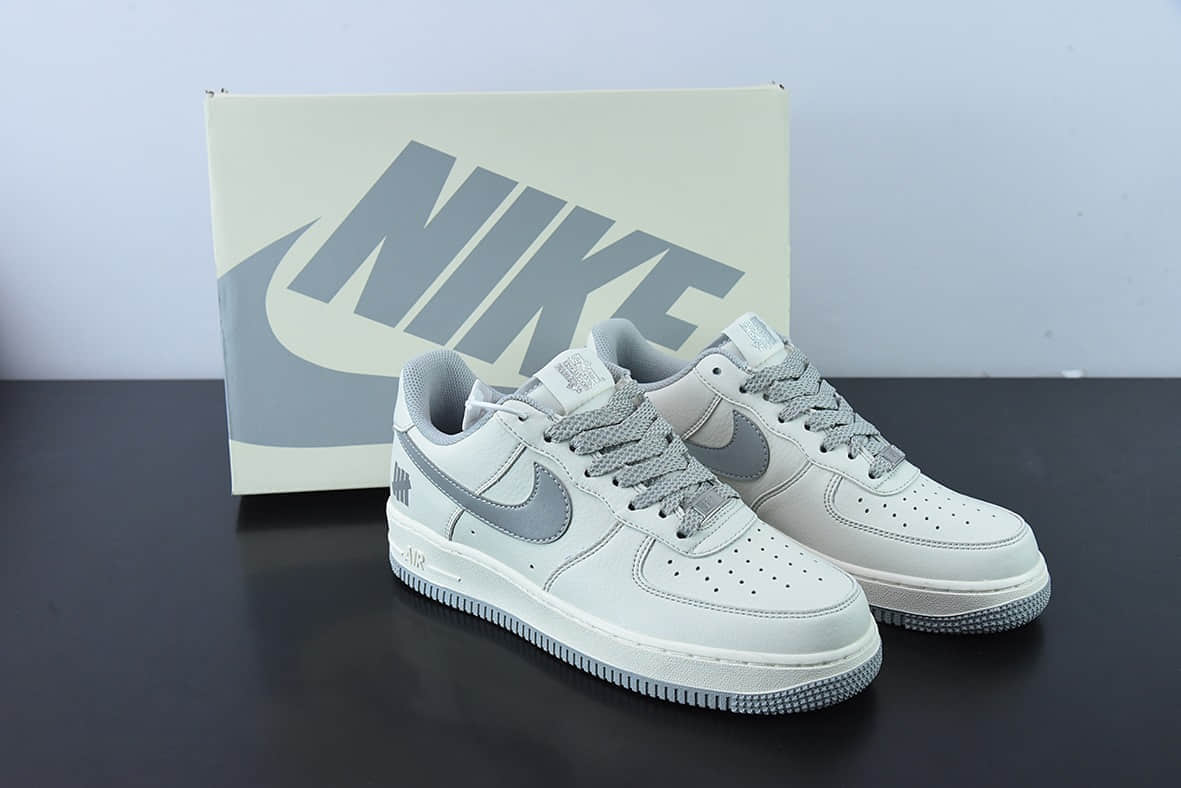 耐克Nike Undefeated x NK Air Force 1 Low 米银空军一号低帮休闲板鞋纯原版本 货号：UN6695-288