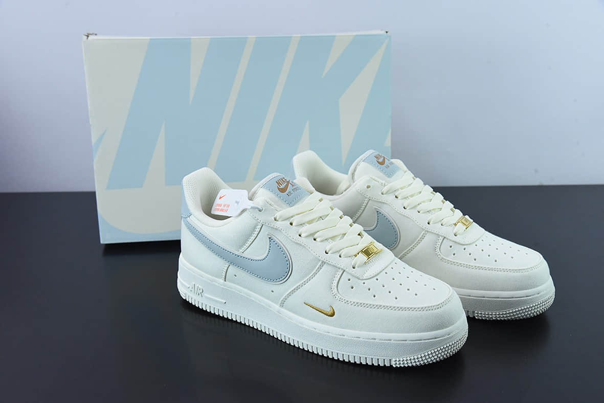 耐克Nike Air Force 1’07 Low QSSailLight BlueGold帆布米白浅蓝迷你双钩子空军一号经典低帮百搭休闲运动板鞋纯原版本 货号：MN5696-009