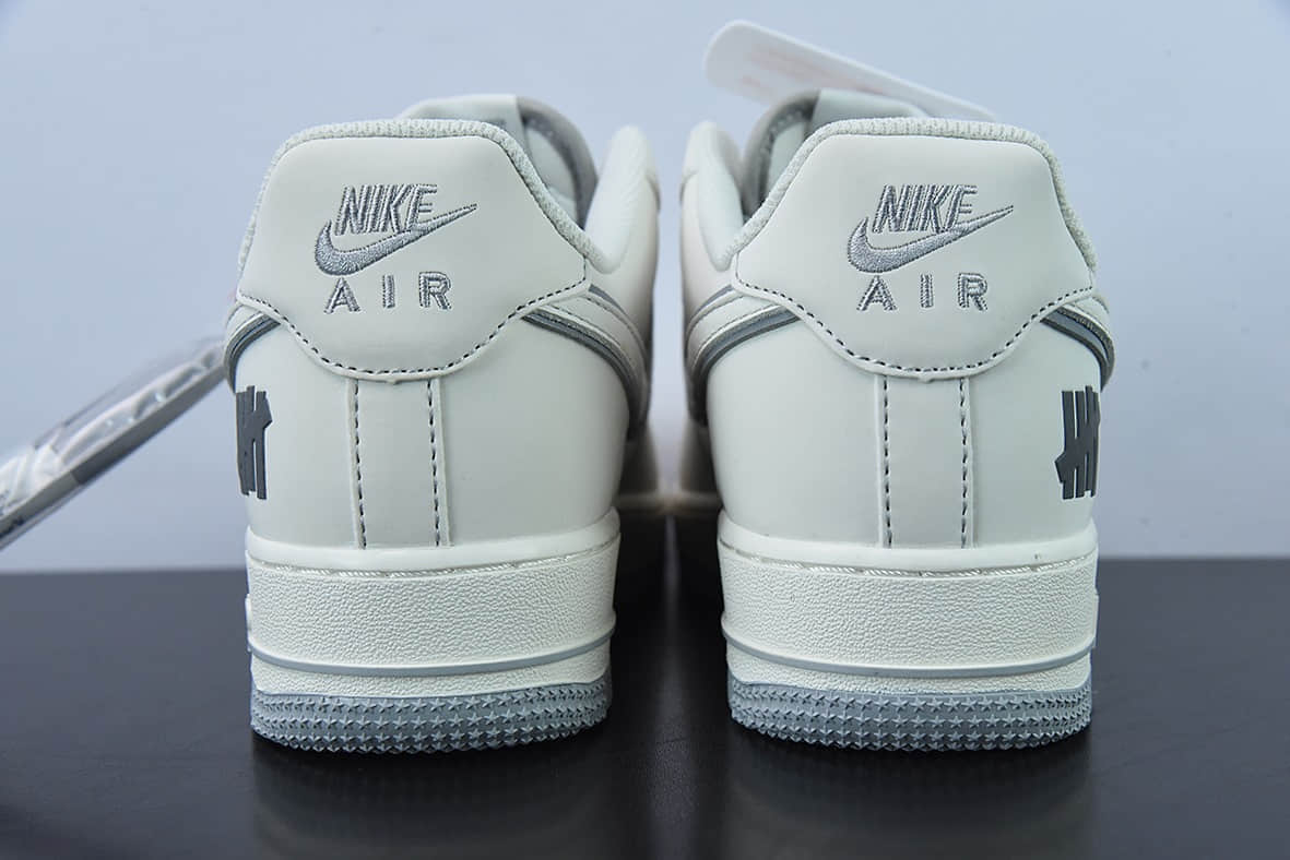 耐克Nike Undefeated x NK Air Force 1 Low 洛杉矶潮牌五道杠联名米灰色空军一号低帮休闲板鞋纯原版本 货号：UN3699-055