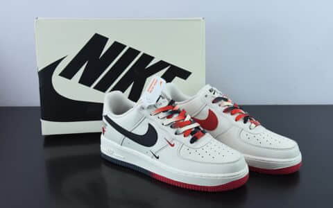 耐克Nike Air Force 1’07 QSSailBlackRedChicago Bullss公牛队米白红黑迷你双钩子”空军一号经典低帮百搭休闲运动板鞋纯原版本 货号：CH2806-306