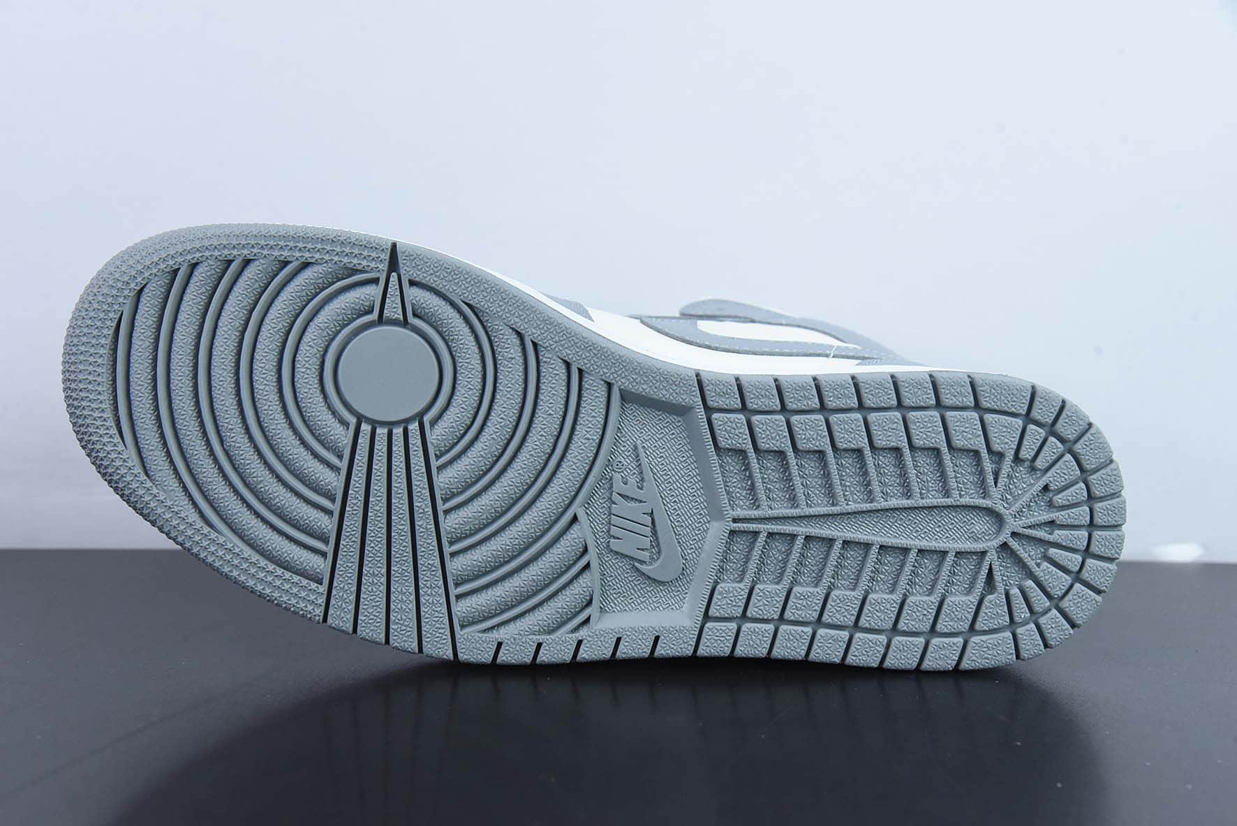 乔丹Air Jordan 1 Mid灰白小Dior2.0中帮篮球鞋纯原版本 货号：BQ6472-115