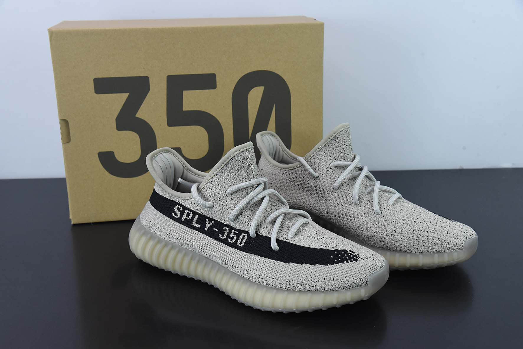 阿迪达斯Adidas Yeezy Boost 350v2“BeigeBlack”卡其黑芝麻油漆条侃爷同款椰子爆米花跑鞋纯原版本 货号：HP7870