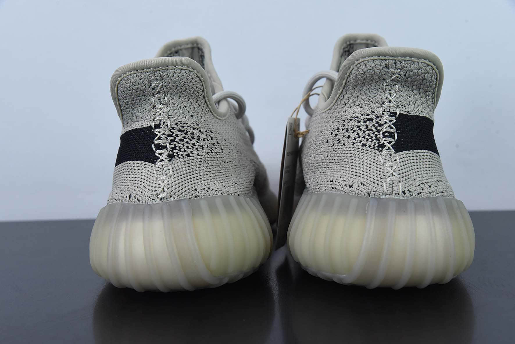 阿迪达斯Adidas Yeezy Boost 350v2“BeigeBlack”卡其黑芝麻油漆条侃爷同款椰子爆米花跑鞋纯原版本 货号：HP7870