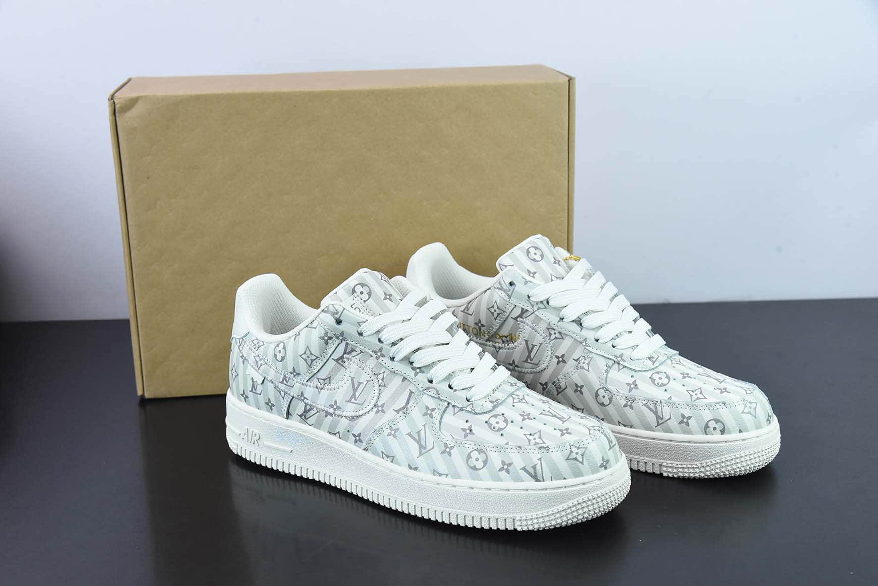 耐克Nike Air Force 1 NK× LV老花联名灰白logo空军一号低帮休闲板鞋纯原版本 货号：1A9V9E