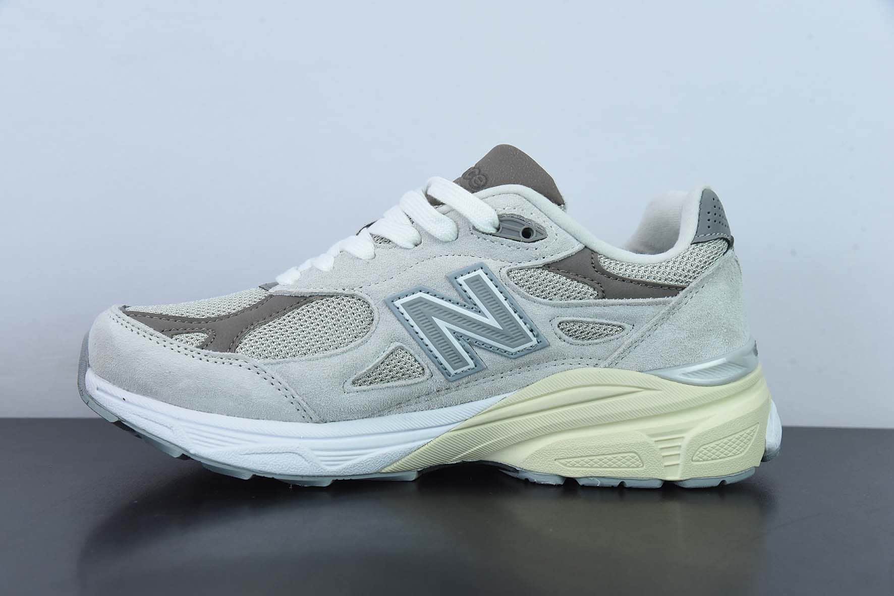 新百伦New Balance YCMC x New Balance Made in USA M990V3 三代系列联名浅灰色低帮美产血统经典复古休闲运动百搭老爹跑步鞋纯原版本 货号：M990SC3