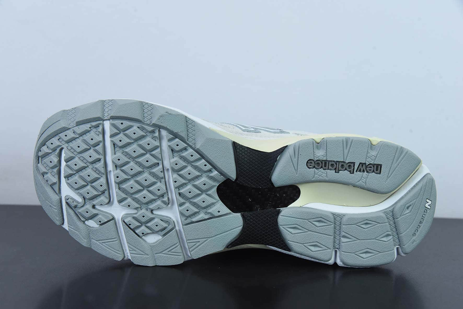 新百伦New Balance YCMC x New Balance Made in USA M990V3 三代系列联名浅灰色低帮美产血统经典复古休闲运动百搭老爹跑步鞋纯原版本 货号：M990SC3
