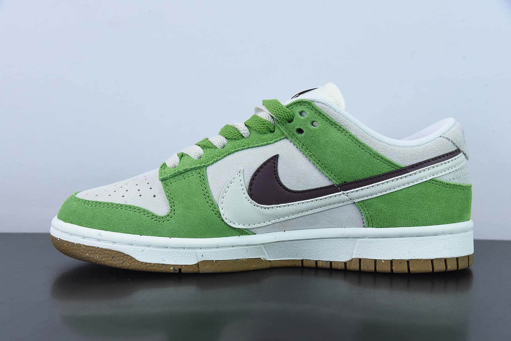 耐克Nike Dunk Low SB帆白绿酒红双勾低帮休闲滑板鞋纯原版本 货号：DO9457-103