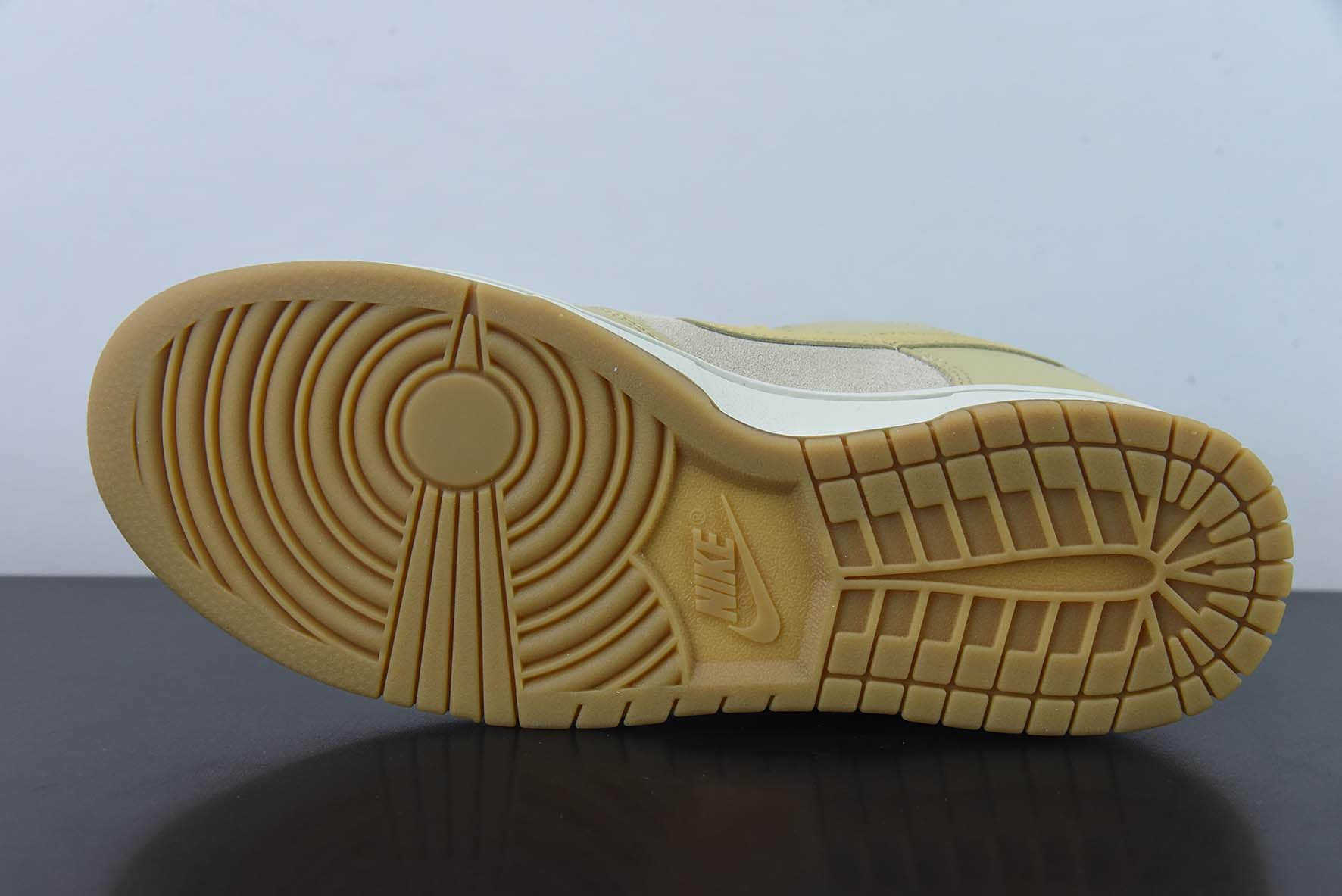 耐克Nike SB Dunk Low “Tan Suede” 沙漠色SB扣篮系列低帮休闲滑板鞋纯原版本 货号：DZ4513-200